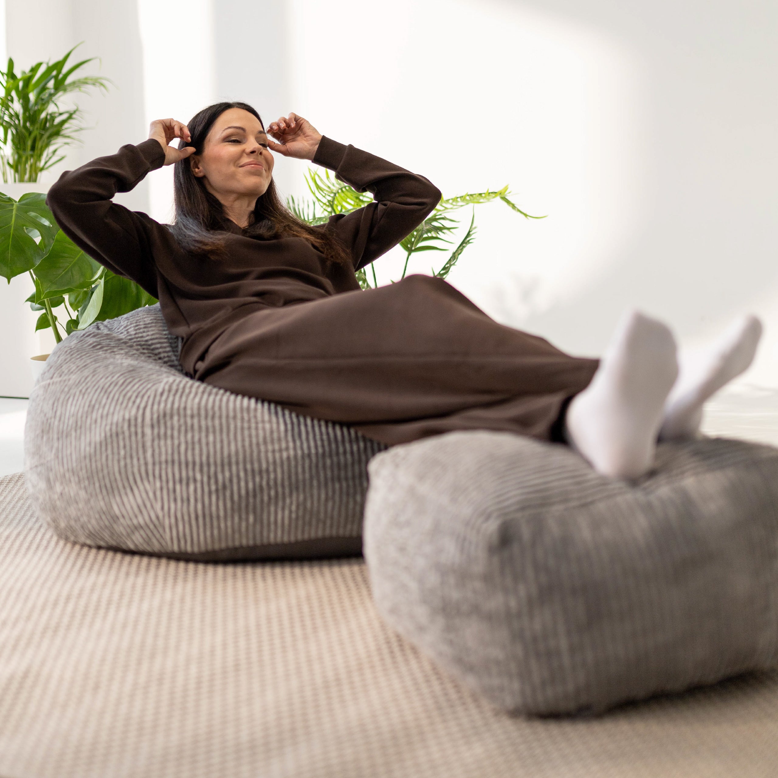 Fotel pufa sztruksowa z podnóżkiem Mark Adler Comfy 3.0 Grey