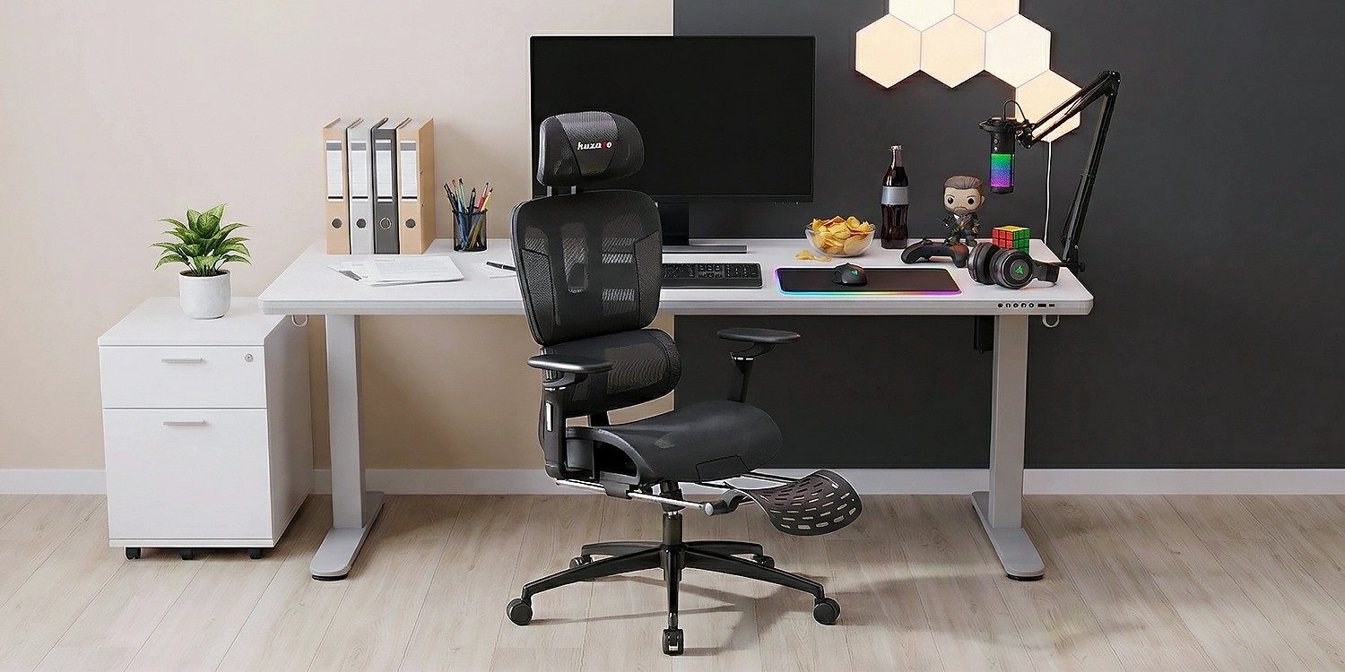 Fotel biurowy jako punkt wspólny pracy (klawiatura, kawa) i relaksu (pad do konsoli, tablet)