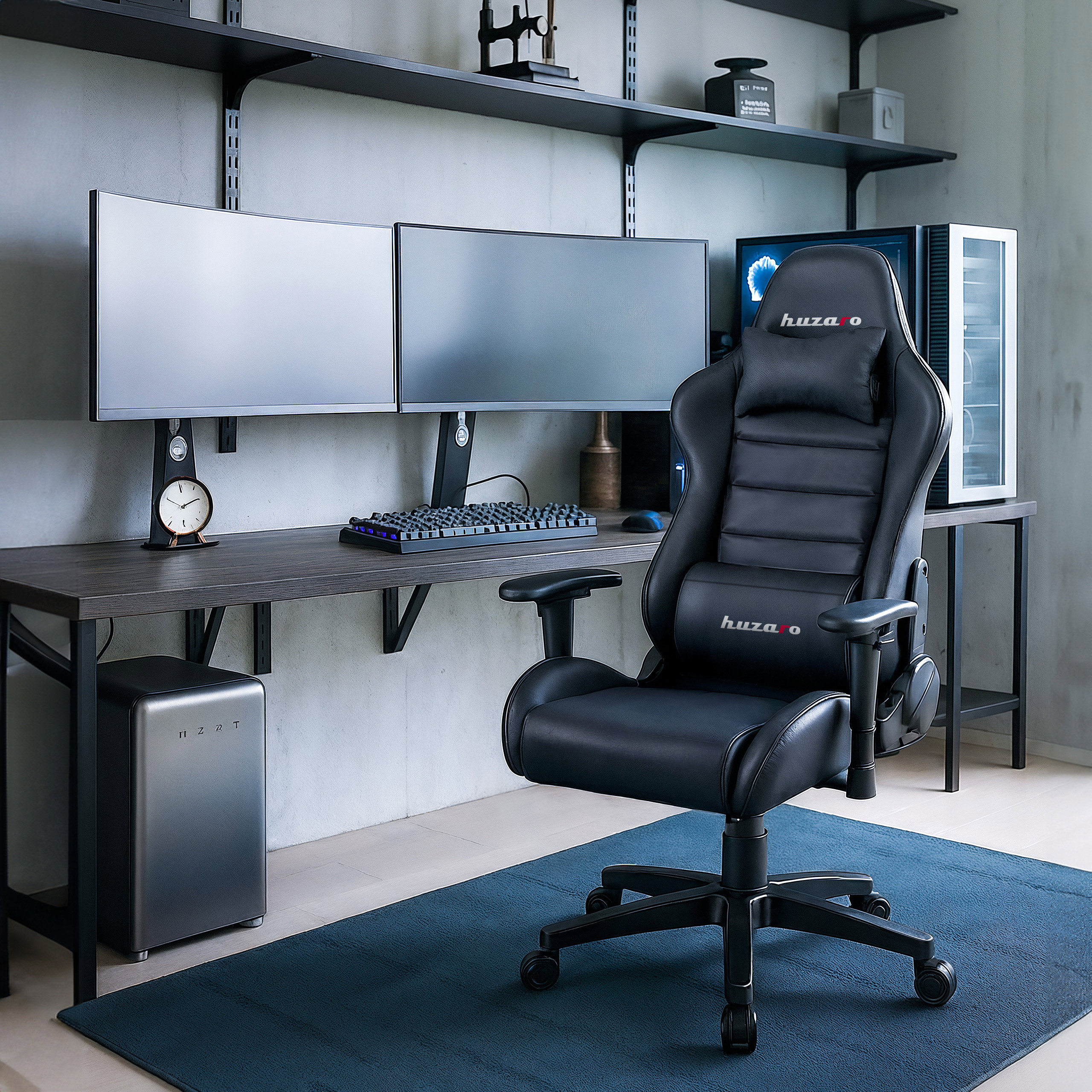 Dziecko siedzące z książka na fotelu dziecięcym Huzaro Ranger 6.0 Black