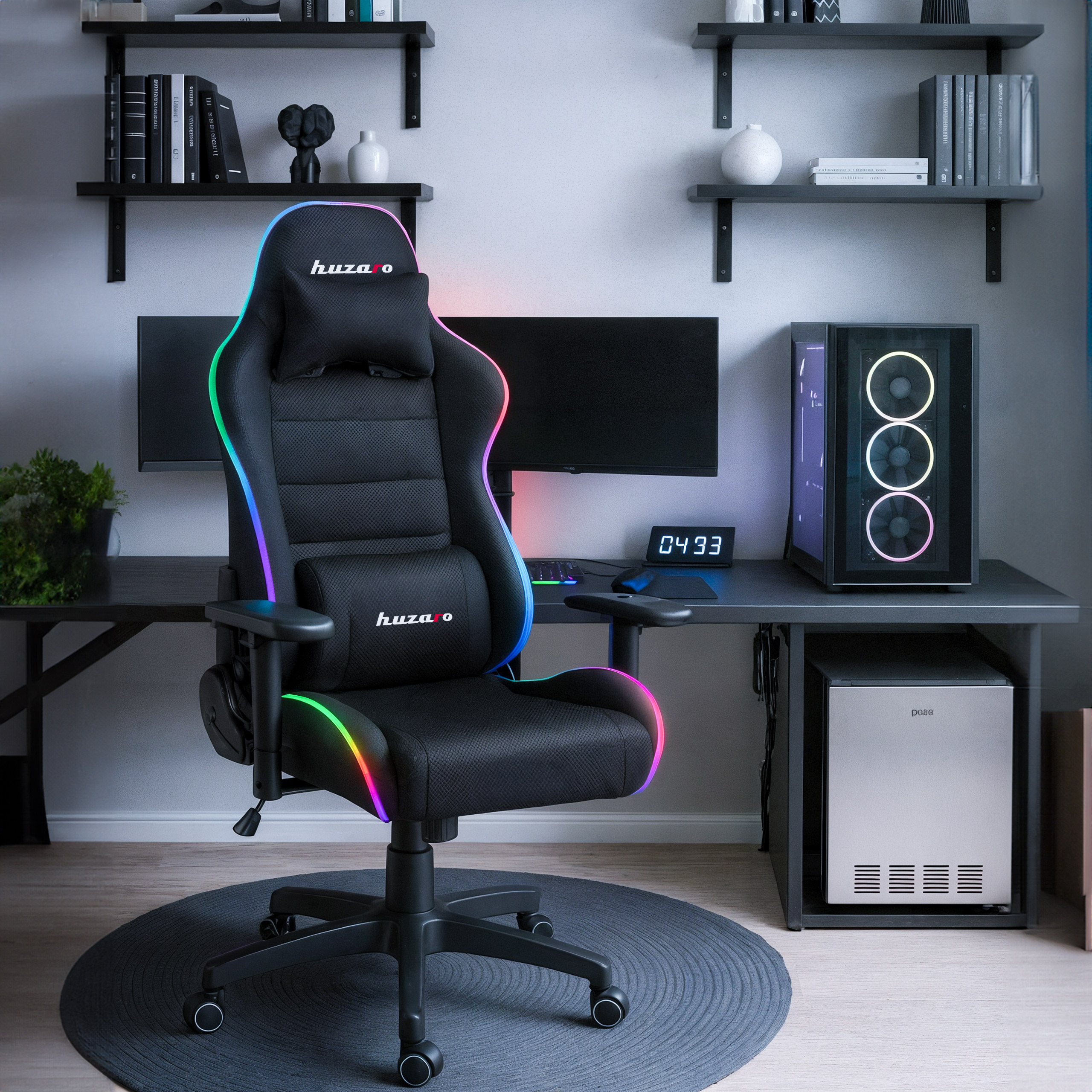 Chłopiec siedzący na fotelu gamingowych Huzaro Ranger 6.0 RGB Mesh trzymająca w rękach otwartą książkę