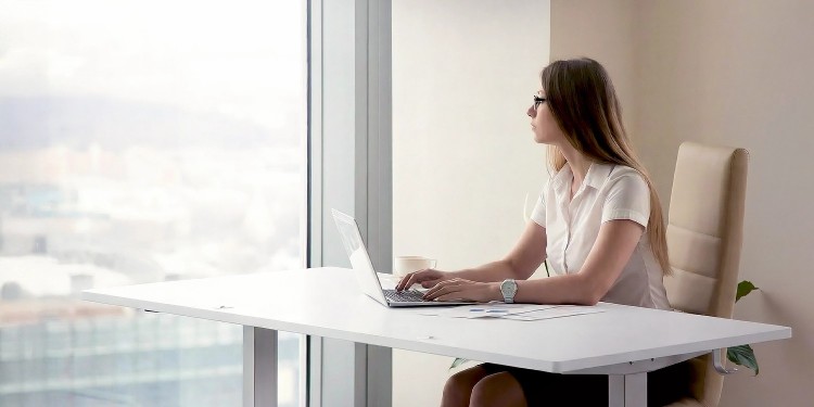 Czy biurko pod oknem to dobry pomysł? Wady, zalety i zasady ergonomii